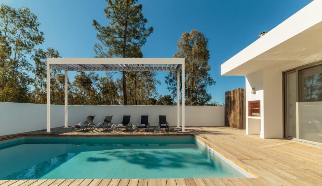 Comparatif pergola marquise en aluminium vs bois : que choisir pour votre extérieur ?