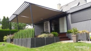Pergola bois vs pergola aluminium : quelle solution pour votre jardin ?